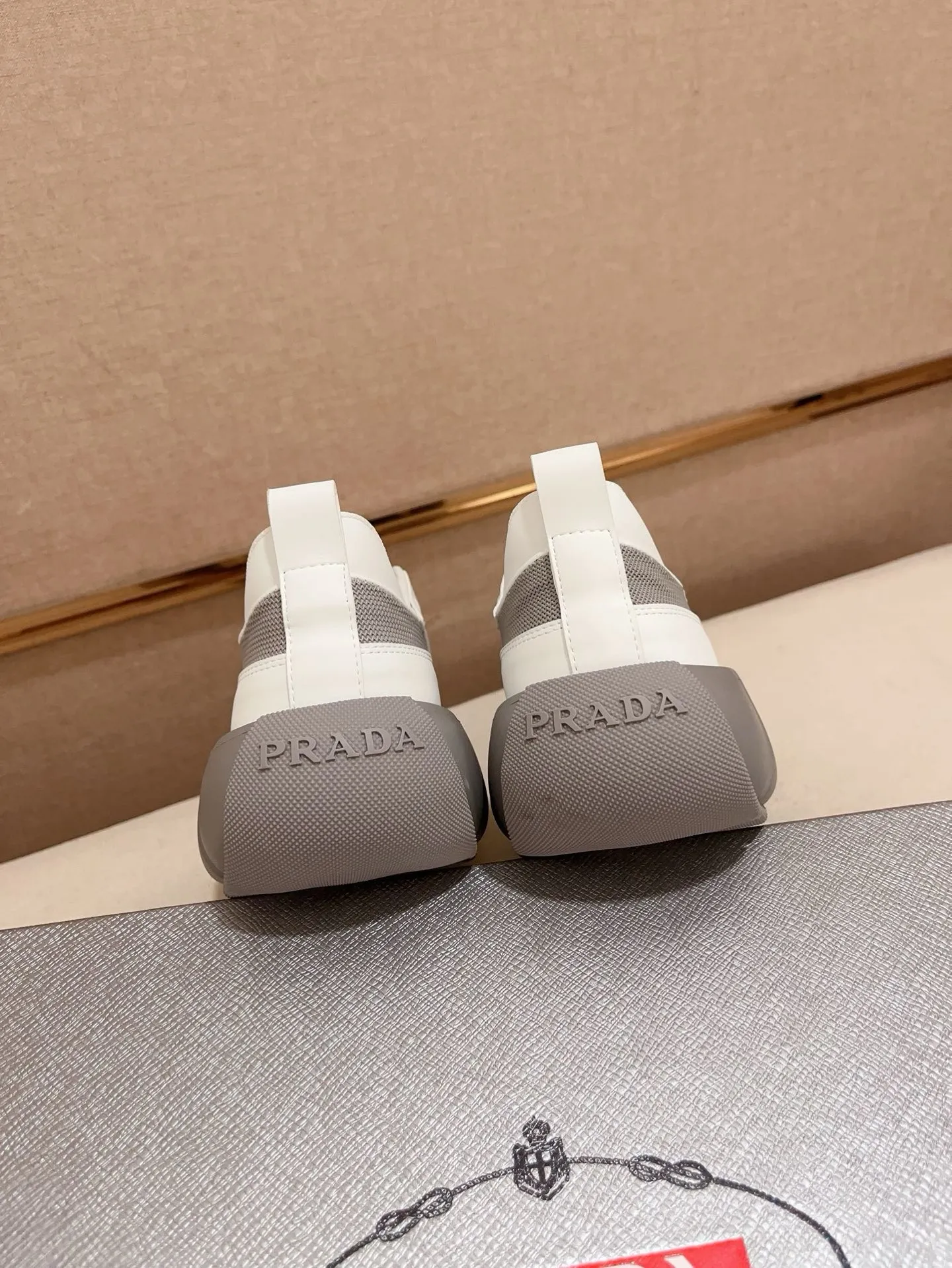 Men's shoes 💰 540💰 ✔️✔️✔️High version High-quality new PRADA (Prada) counters are launched simultaneously, new men's shoes, 😘fabrics are selected from first-layer cowhide. Lining: imported elastic mesh➕cowhide lining. 👍🏿High-end☄️Open-molded non-slip rubber outsole, exquisite lines, simple and elegant, comfortable and high-end for leisure travel. Number of yards: 38 to 44. (Can be customized for 45 non-refundable)